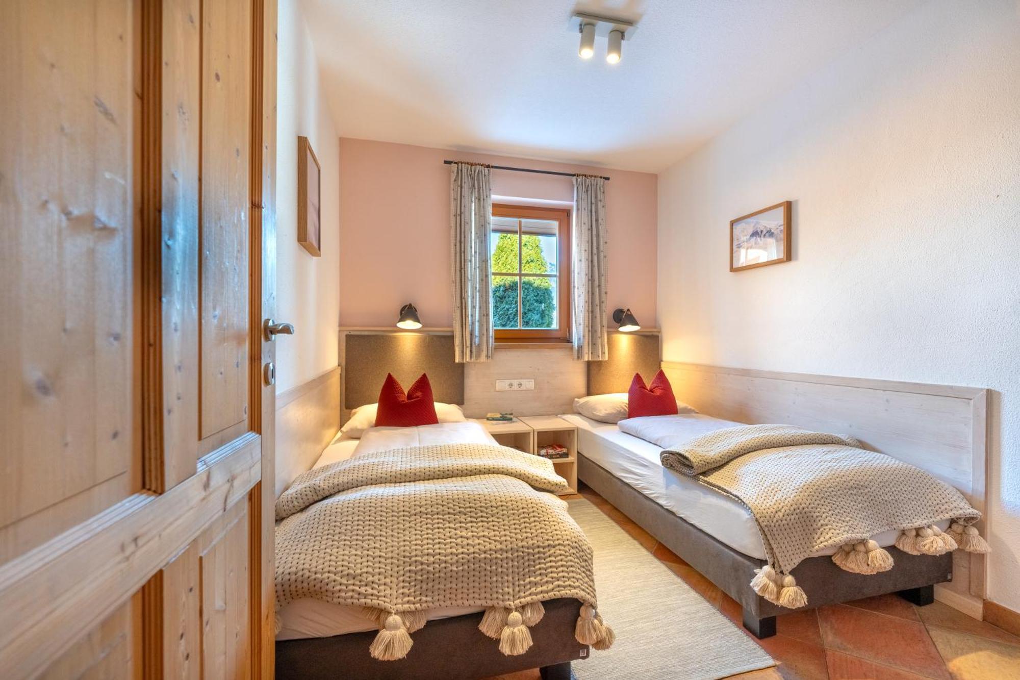 Dorfchalets & Apartments - Authentic Experience In Centre Of Kaprun Including Tauernspa And Summercard Luaran gambar